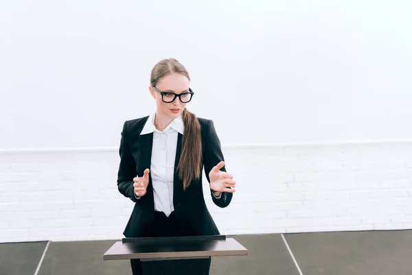 Attractive Lecturer Standing Gesturing Podium Tribune Seminar Conference Hall — Stock Photo, Image