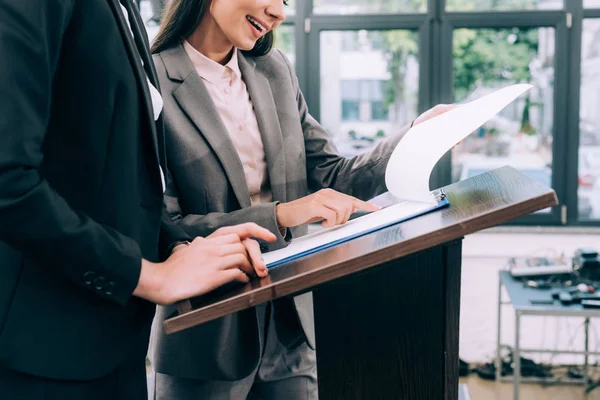 Cropped Image Assistant Showing Documents Speaker Seminar Conference Hall — Stock Photo, Image