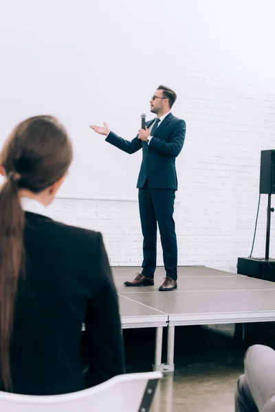 Orador Guapo Hablando Durante Seminario Señalando Pantalla Sala Conferencias — Foto de Stock