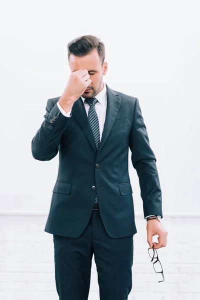 Alto Falante Cansado Bonito Tocando Ponte Nariz Durante Seminário Sala — Fotografia de Stock