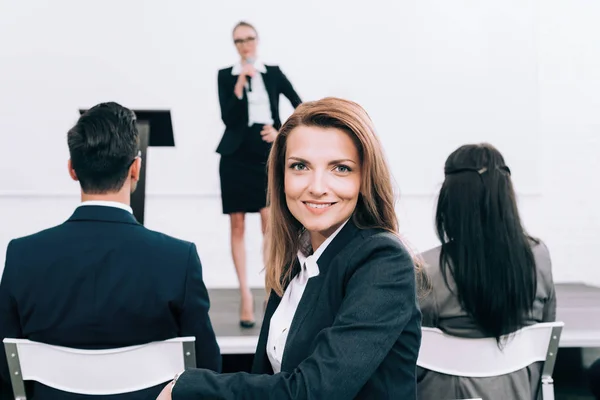Mujer Negocios Sonriente Mirando Cámara Durante Seminario Sala Conferencias — Foto de Stock