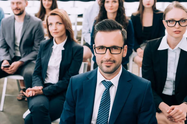 Participantes Sentados Cadeiras Durante Seminário Sala Conferências — Fotografia de Stock