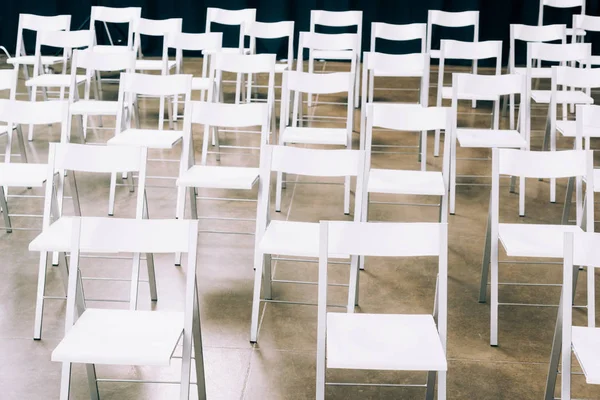 Zblízka Pohled Uspořádány Prázdné Bílé Židle Konferenčním Sále — Stock fotografie