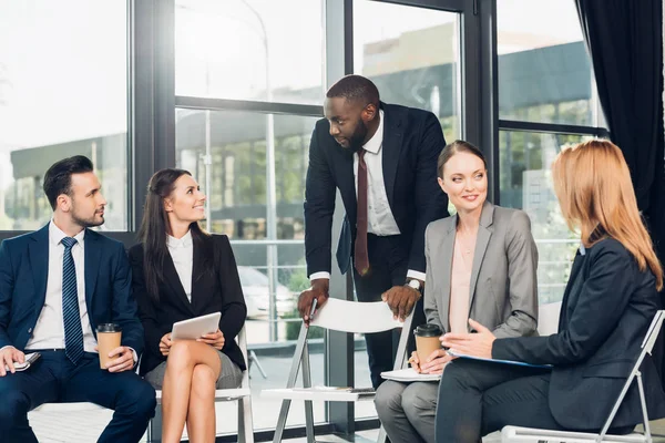 Empresarios Multiculturales Que Reúnen Sala Conferencias —  Fotos de Stock