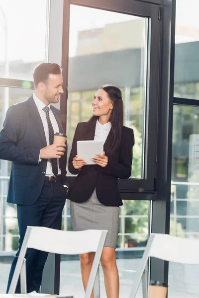 Colleghi Lavoro Sorridenti Che Conversano Prima Della Conferenza Sala Conferenze — Foto Stock