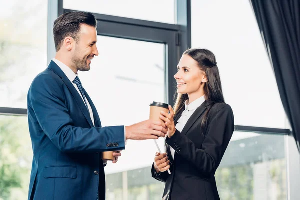 Colleghi Lavoro Sorridenti Che Parlano Prima Della Conferenza Sala Conferenze — Foto Stock