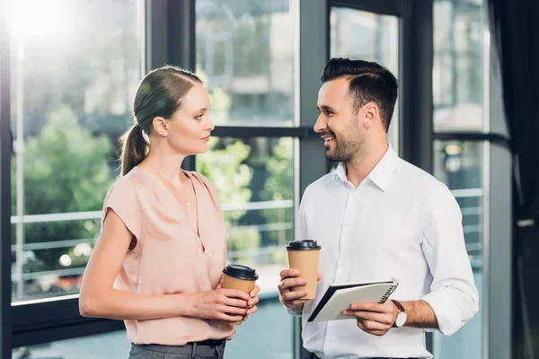 Colegas Negócios Sorridentes Com Café Para Ter Uma Conversa Sala — Fotografia de Stock