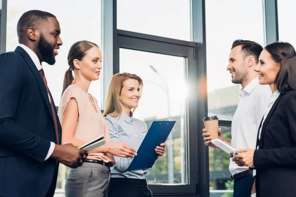 Multiculturele Ondernemers Met Bijeenkomst Conferentiezaal — Stockfoto