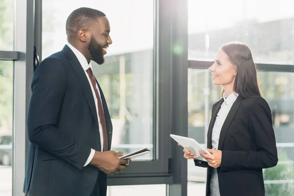 Colega Negócios Multirracial Discutindo Palestra Sala Conferências — Fotografia de Stock