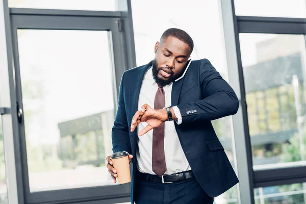 Hombre Negocios Afroamericano Con Café Para Revisando Tiempo Mientras Mantiene — Foto de Stock