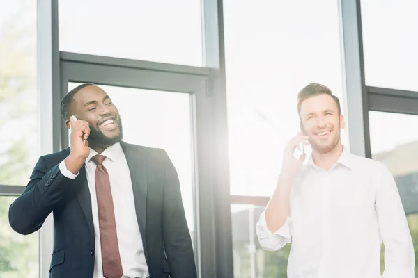 Sorridentes Empresários Multiculturais Conversando Smartphone Escritório — Fotografia de Stock