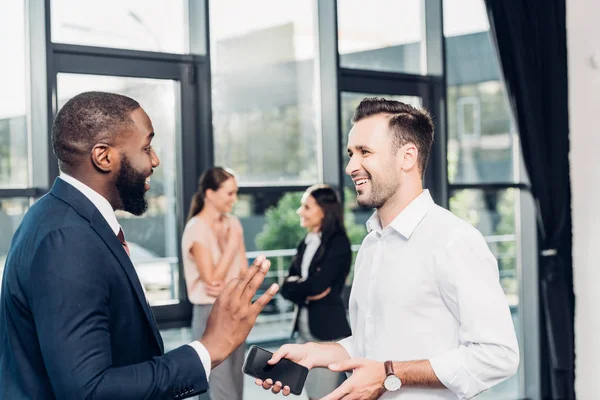 Uomini Affari Multiculturali Sorridenti Che Conversano Sala Conferenze — Foto Stock