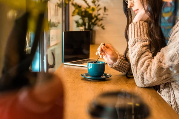 Imagem Cortada Mulher Óculos Sentado Café Com Xícara Chá — Fotografia de Stock