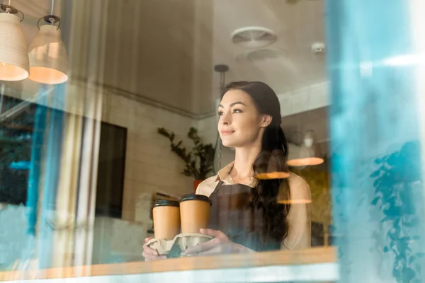 Blick Auf Die Schöne Kellnerin Schürze Die Kaffee Pappbechern Hält — Stockfoto