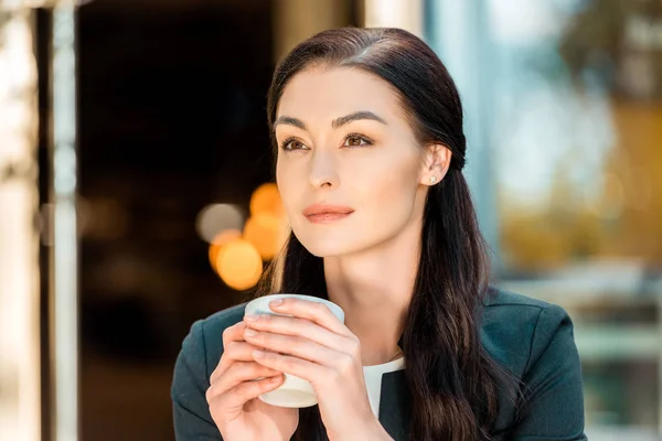 Retrato Hermosa Mujer Negocios Sosteniendo Taza Café Mirando Hacia Otro — Foto de Stock