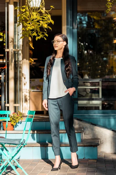 Όμορφη Μελαχρινή Επιχειρηματίας Στέκεται Κοντά Σκάλες Καφέ Στην Οδό Και — Δωρεάν Φωτογραφία