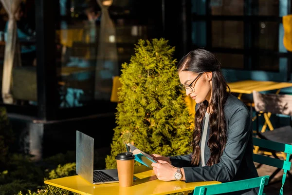 Schöne Geschäftsfrau Sitzt Tisch Straßencafé Und Liest Buch — Stockfoto