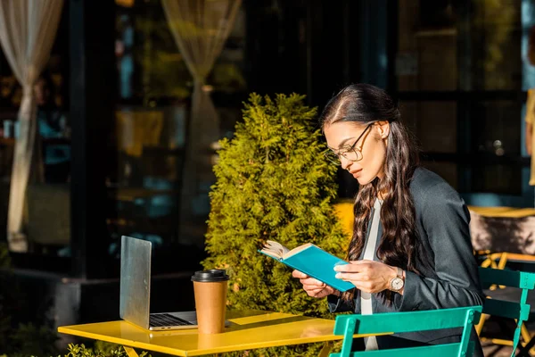 Beautiful Freelancer Reading Book Coffee Break Restaurant Terrace Laptop Coffee — Stock Photo, Image