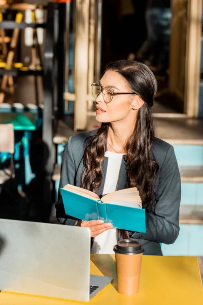 Beautiful Businesswoman Reading Book Break Restaurant Terrace — Stock Photo, Image