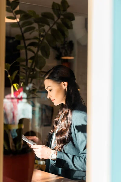 Hermosa Mujer Negocios Leyendo Periódico Durante Descanso Cafetería — Foto de stock gratis