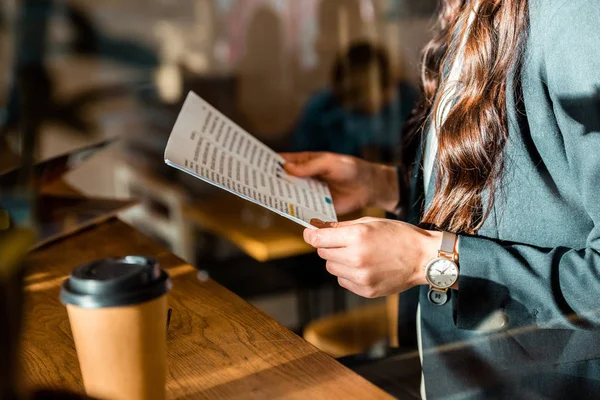 Bijgesneden Weergave Van Zakenvrouw Lezen Document Cafe Met Koffie Gaan — Stockfoto