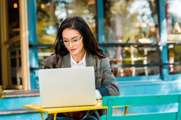 Freelancer Femenina Trabajando Con Laptop Terraza Del Restaurante — Foto de Stock