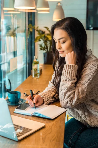 Freelancer Feminino Atraente Trabalhando Com Planejador Smartphone Laptop Café — Fotografia de Stock