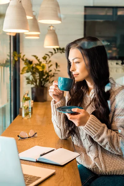 Schöne Frau Mit Kaffee Die Café Arbeitet — Stockfoto