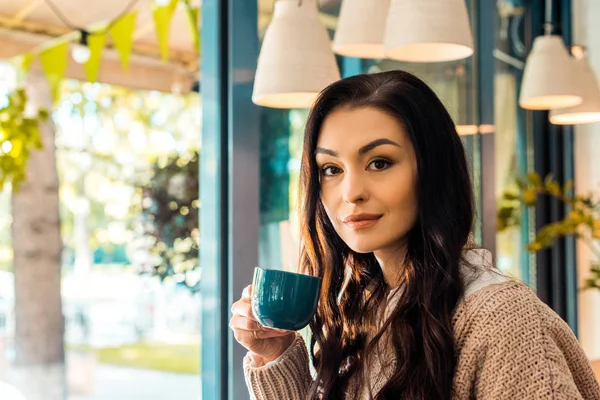 Beautiful Woman Autumn Sweater Holding Cup Coffee Cafe — Free Stock Photo