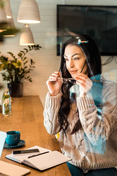 Attraktive Freiberuflerin Mit Brille Arbeitet Café Mit Planer — Stockfoto