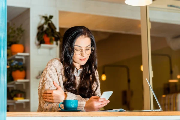 Schöne Brünette Frau Mit Smartphone Und Laptop Auf Kaffeepause Café — Stockfoto