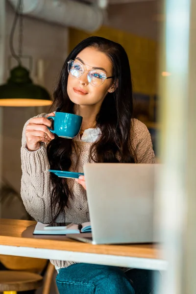 ノート パソコン付きのカフェで休憩中の魅力的な女性 — ストック写真