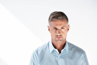 yakın çekim tişörtlü beyaz izole kamera bakarak ciddi yetişkin adam portresi