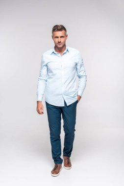 yakışıklı yetişkin adam kameraya beyaz görünümlü şık giysiler