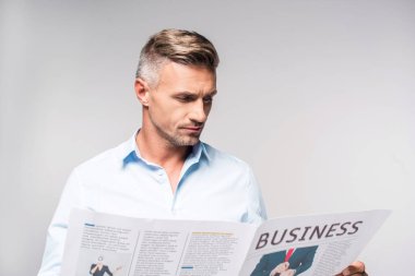 ciddi yetişkin işadamı beyaz izole iş gazete okuma