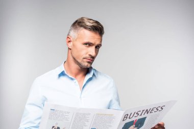 yakışıklı yetişkin işadamı ile üzerine beyaz izole kamera bakarak iş gazetesi