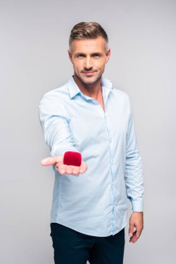 yakışıklı yetişkin adam beyaz izole teklifi için kırmızı kutu holding