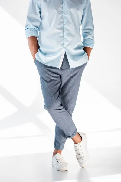 Обрезанный Снимок Человека Стильных Брюках Рубашке Белых Туфлях Стоящих Белом — стоковое фото