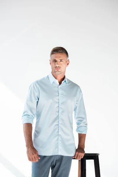 Ernstige Volwassen Man Het Shirt Zoek Weg Wit Wordt Geïsoleerd — Gratis stockfoto