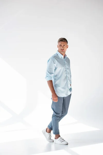 Schöner Erwachsener Mann Stilvoller Kleidung Der Auf Weißem Grund Steht — Stockfoto
