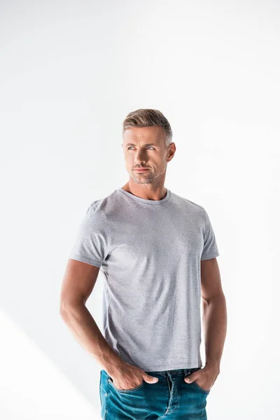 Bărbat Adult Serios Tricou Alb Gri Uitându Izolat Alb — Fotografie, imagine de stoc