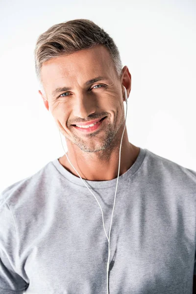 Lachende Volwassen Man Lege Grijs Shirt Oortelefoons Kijken Camera Geïsoleerd — Stockfoto