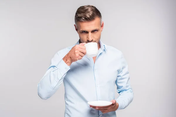 Knappe Volwassen Man Drinken Koffie Geïsoleerd Wit — Stockfoto