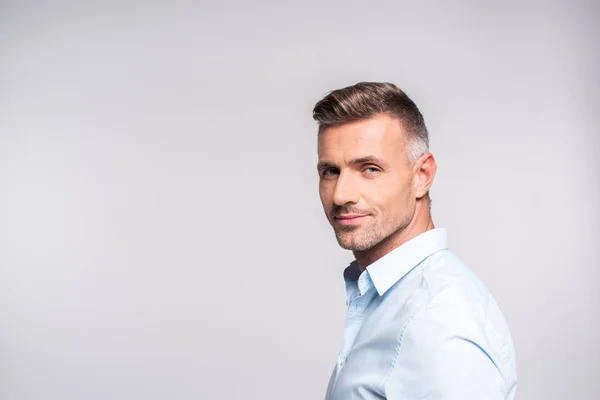 Homem Adulto Bonito Camisa Olhando Para Câmera Isolada Branco — Fotografia de Stock