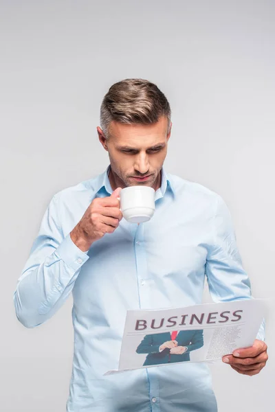 Guapo Adulto Hombre Negocios Beber Café Leer Periódico Negocios Aislado —  Fotos de Stock