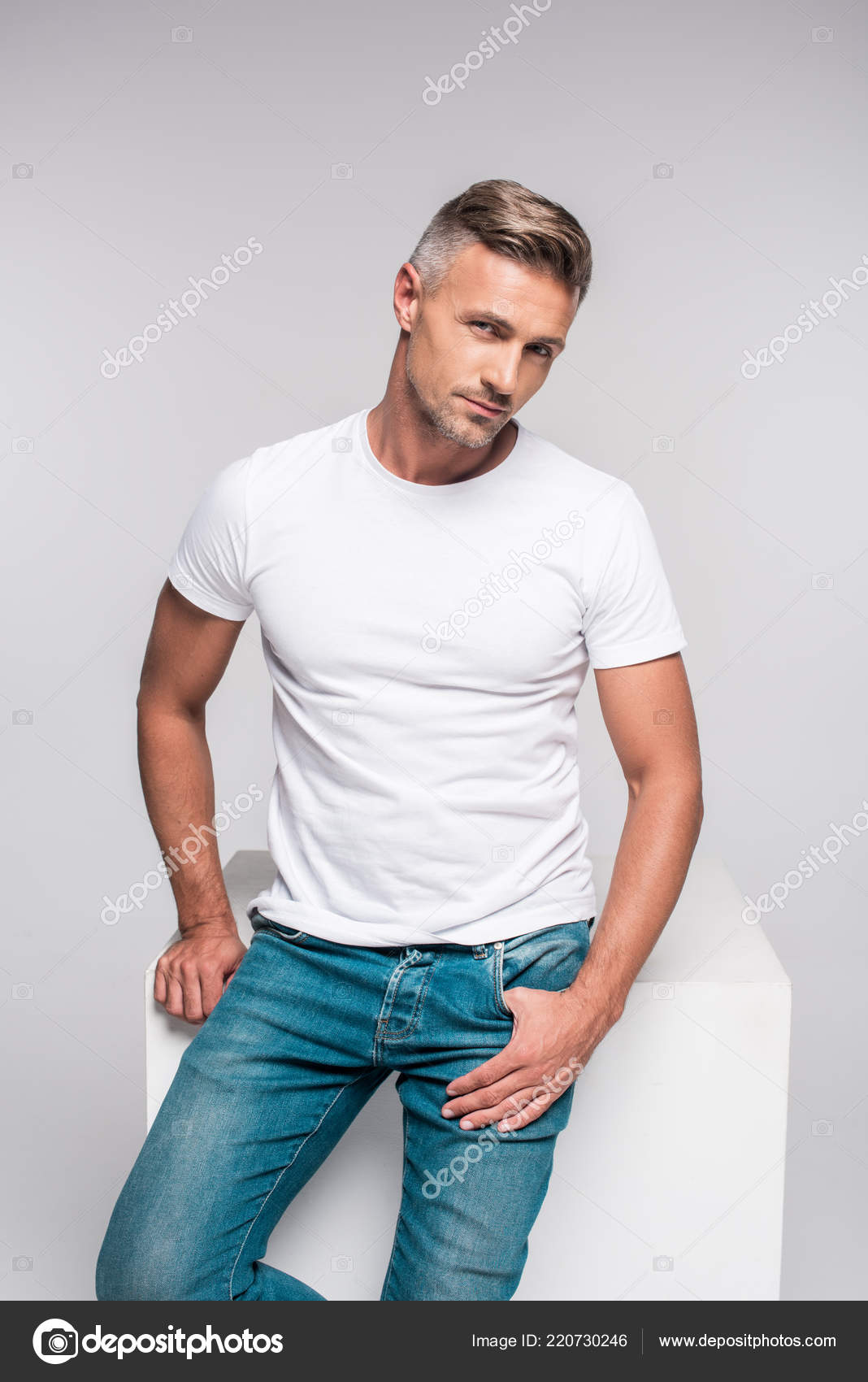 Retrato Homem Bonito Calças Jeans Shirt Branca Sentado Olhando Para fotos,  imagens de © IgorVetushko #220730246