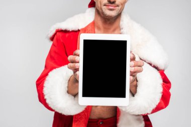 Noel Baba kostüm boş ekran gri izole ile dijital tablet tutan adamın kırpılmış atış