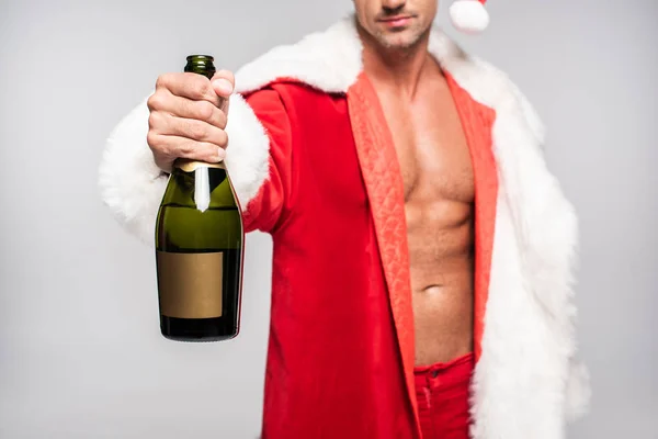 Przycięte Zdjęcie Sexy Santa Trzymając Butelkę Szampana Pustą Etykietę Szarym — Darmowe zdjęcie stockowe