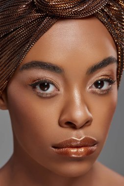 baş şal ve gri izole çıplak omuzları ile güzel Afrikalı-Amerikalı kadın portresi