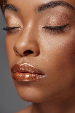 portre gözlü çekici Afro-Amerikan modeli üzerinde izole gri kapalı